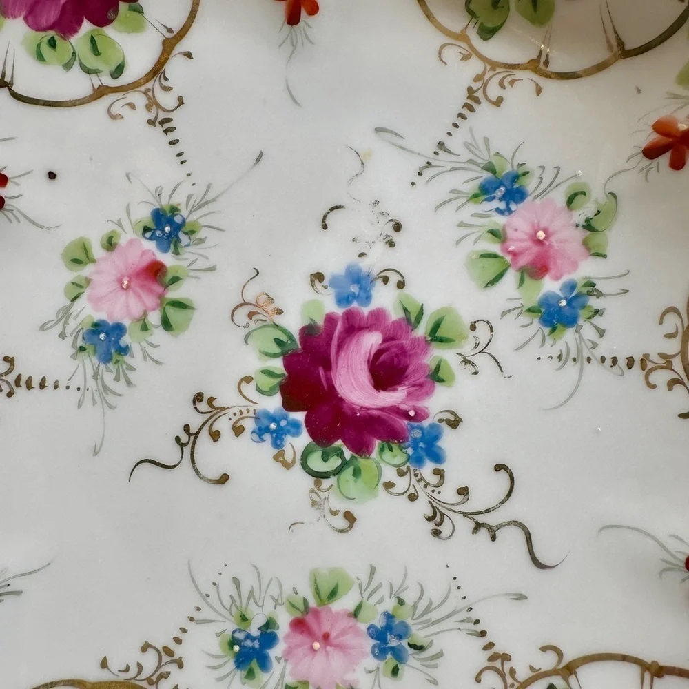 EXQUISITE, ANTIQUE, FINE PORCELAIN SERVING BOWL. COLORFUL HAND-PAINTED ROSES